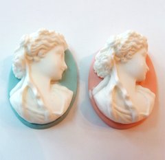 Камея / міні-скульптура, профіль дівчини, на овальному диску 2-х кольорів, 30х40 мм